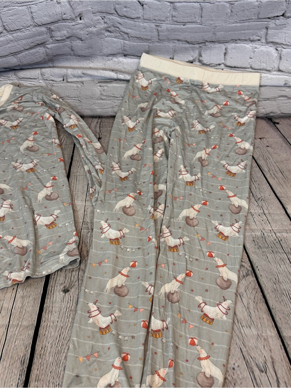 Little One Shop Seal Pattern Bamboo 2 Piece Pajama Set - Picture 4 of 5